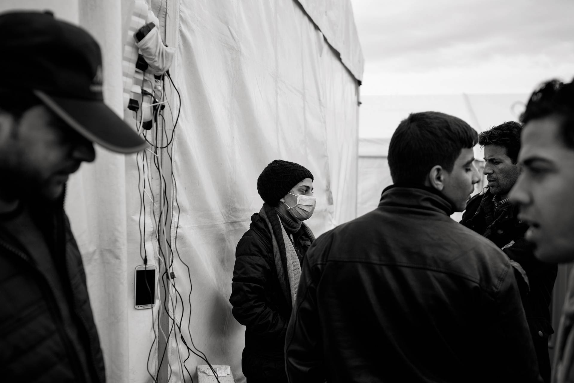 20. November 2015. Šentilj, Slowenien. Golaleh aus Iran, wartet mit anderen Geflüchteten am slowenischen Lager das Aufladen ihres Handys ab.