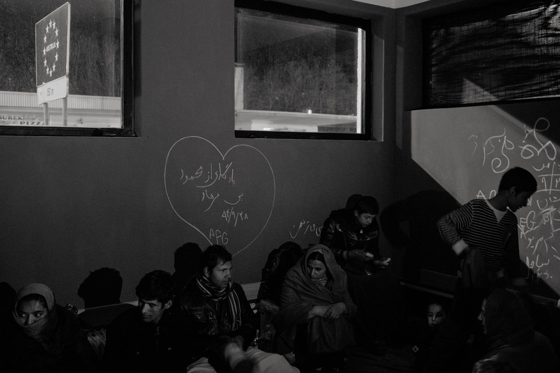 19. November 2015. Šentilj, Slowenien. Mehrere afghanische Familien haben sich in ein verlassenes Gebäude am slowenischen „Niemandsland“ zurückgezogen, bis sie am österreichischen „Flaschenhals“ durchgelassen werden.