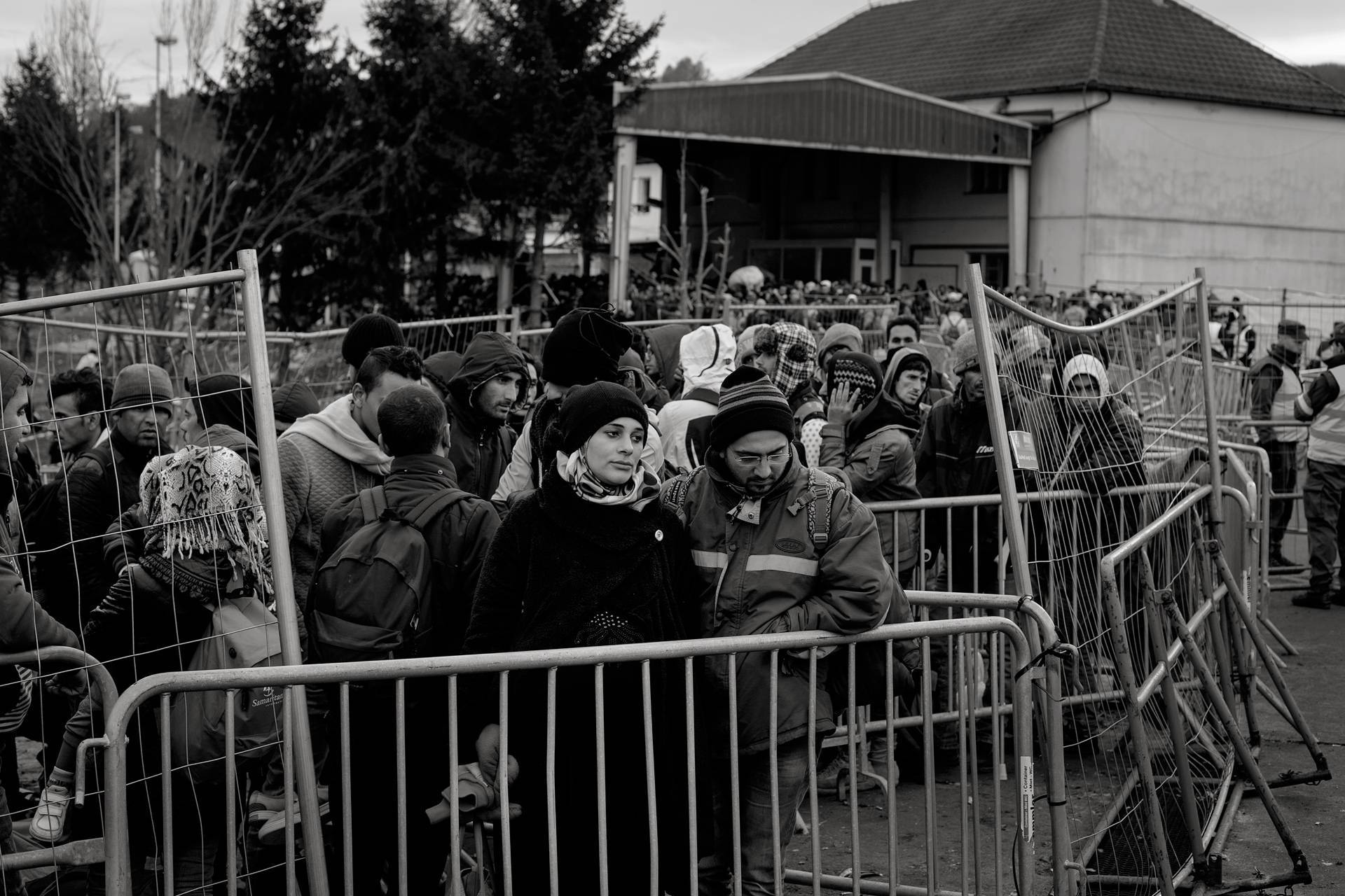 20. November 2015. Spielfeld, Österreich. Geflüchtete warten am österreichischen „Flaschenhals“ um in das Grenzübergangslager Spielfeld hineingelassen zu werden.