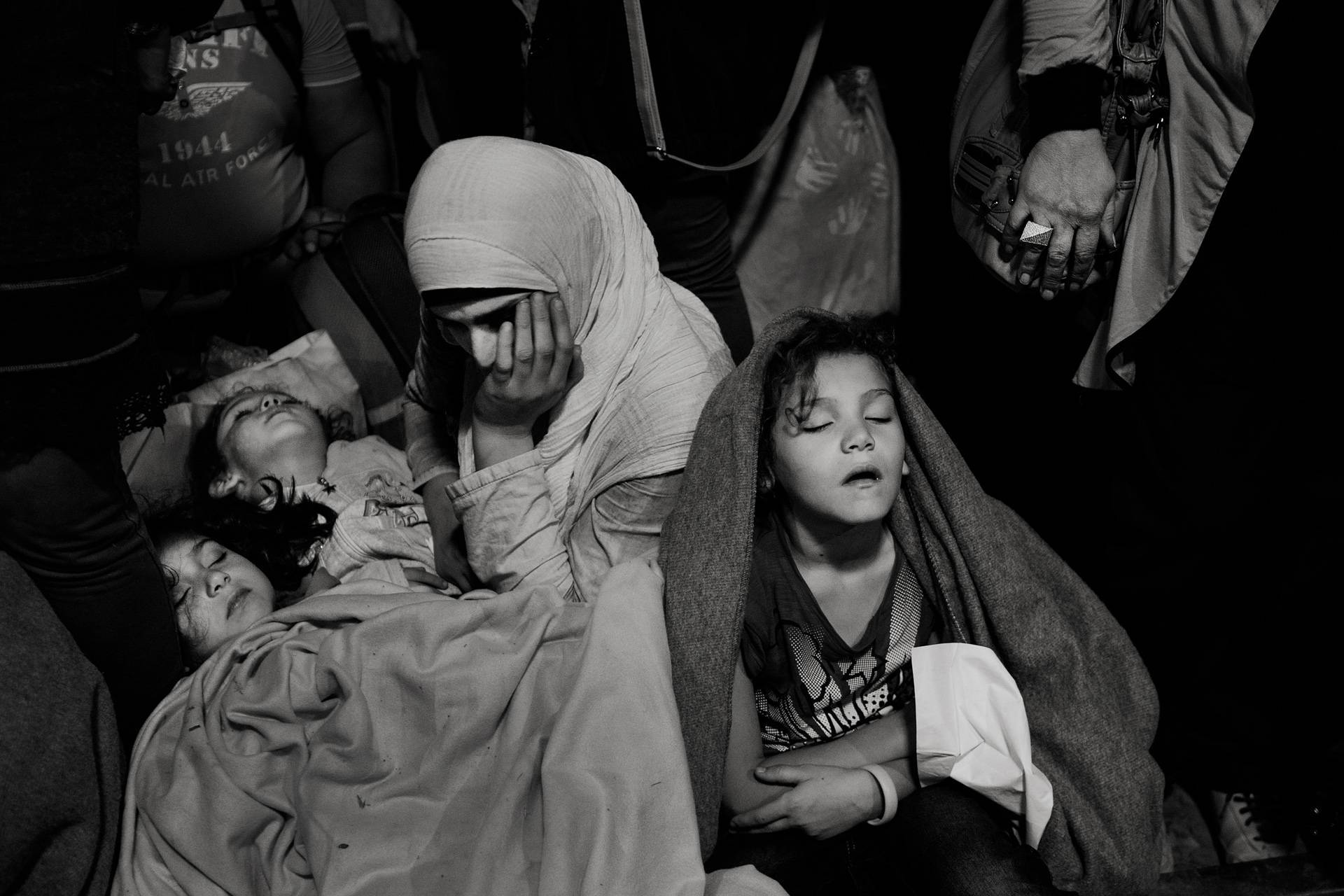 15. September 2015, Röszke, Ungarn. Kurz nach der ungarischen Grenzschließung wartet eine syrische Mutter mit ihren drei Kindern auf die Abfertigung des letzten Zuges, der Geflüchtete von der serbisch-ungarischen Grenze in Richtung Österreich transportiert. Sie erzählt ihre Kinder seien über 17 Stunden unterwegs gewesen, ohne sich ausruhen zu können.