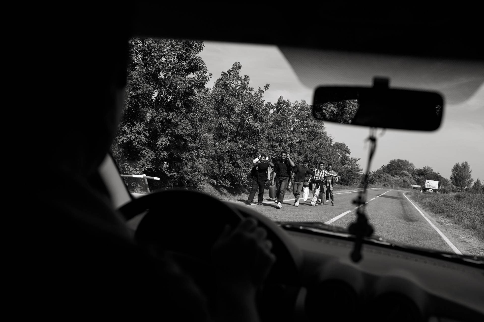 17. September 2015. Horgos, Serbien. Migrierende, die nicht durch den Grenzübergang Horgos-Röszke nach Ungarn kommen konnten, versuchen ein Taxi anzuhalten.