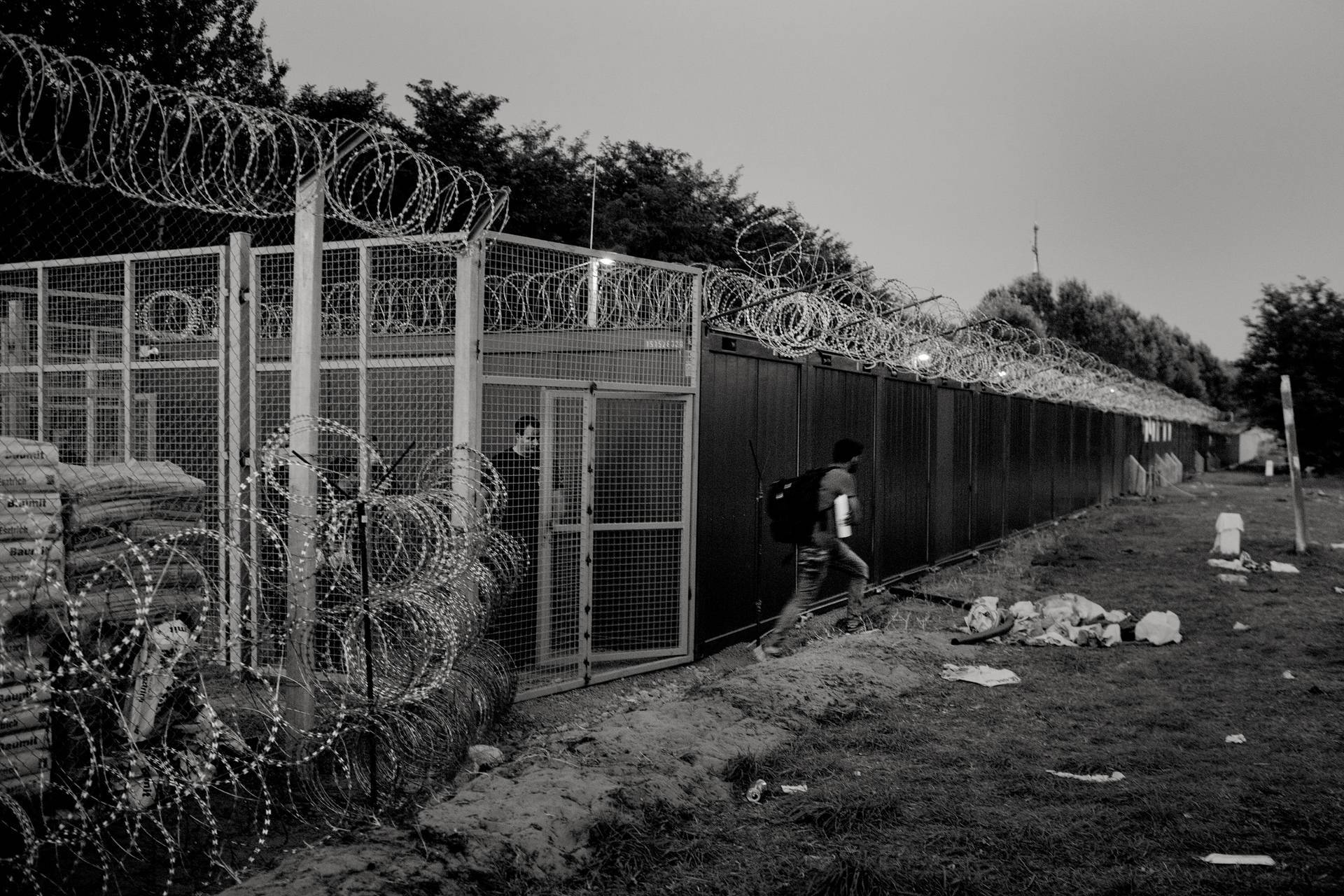 17. September 2015. Horgos, Serbien. Ein abgewiesener Refugee verlässt die sogenannte Transit-Zone. Ungarn errichtete zeitgleich mit seiner Grenzschließung quasi extraterritoriale Transit-Zonen als einzig legale Möglichkeit für Geflüchtete, das Land zu betreten. Dort wird ad-hoc über den Asylstatus von Geflüchteten entschieden.