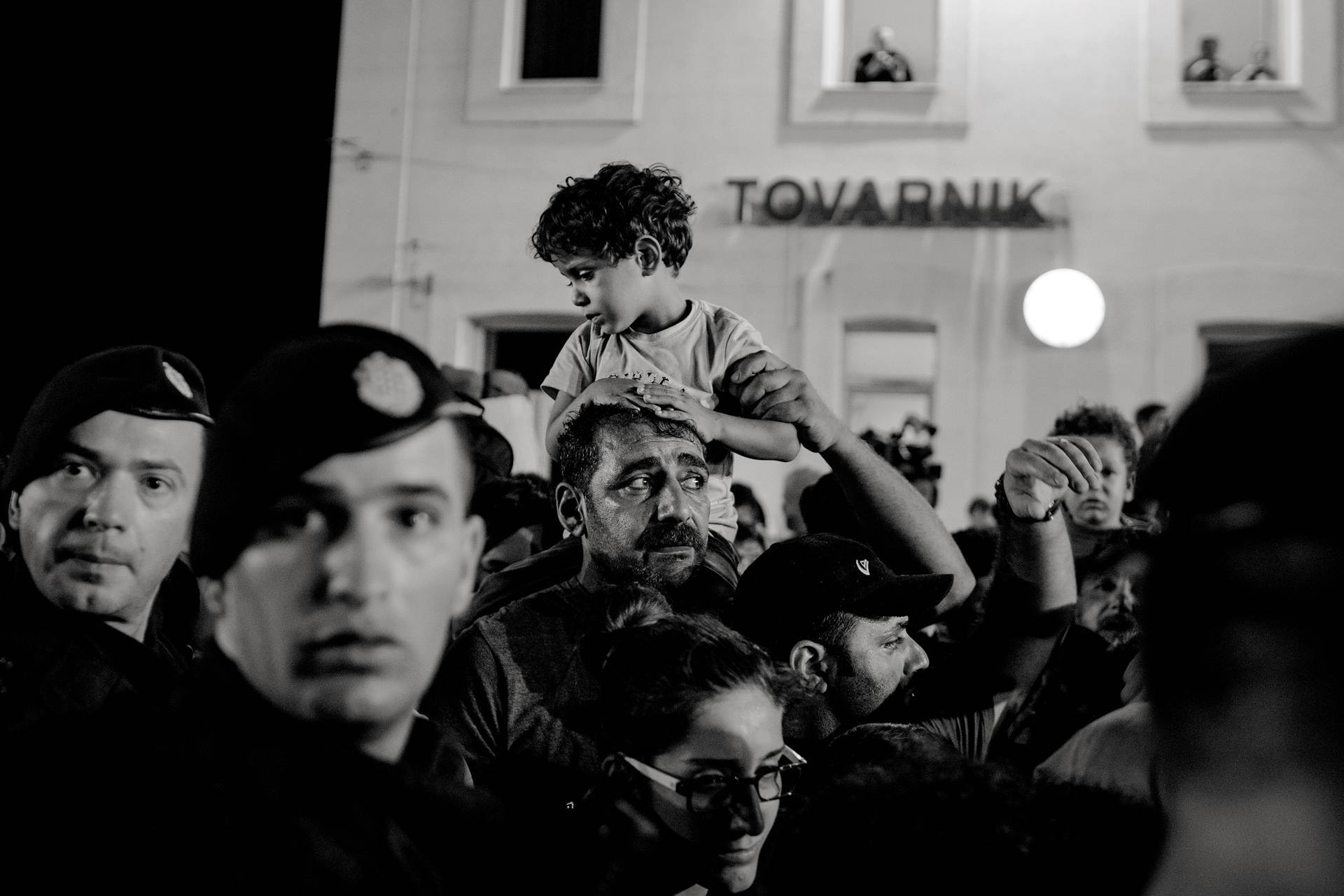 19. September 2015. Tovarnik, Kroatien. Polizeikräfte und Geflüchtete realisieren, dass der letzte Zug des Tages voll besetzt worden ist.