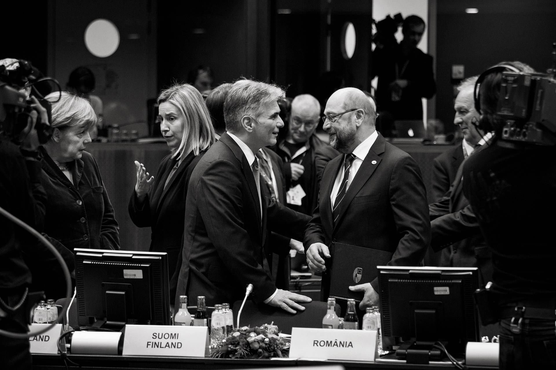 Kurz vor Sitzungsbeginn tauscht sich die deutsche Bundeskanzlerin Angela Merkel (l.) mit der Außenbeauftragten der Europäischen Kommission, Federica Mogherini aus, während der österreichische Bundeskanzler Werner Fayman (M.) den Präsidenten des Europäischen Parlaments Martin Schulz (r.) begrüßt.